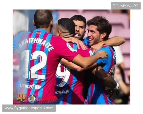 巴萨中场在训练营中进行“传球分配与防守回撤”双重训练